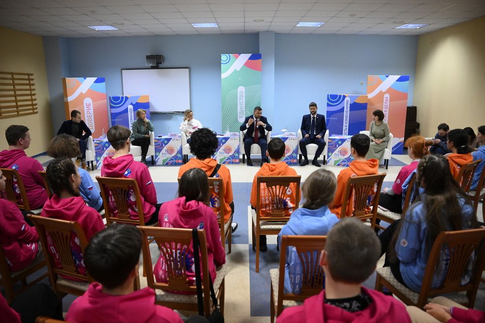 Денис Пушилин встретился с участниками смены молодежного проекта «Послезавтра»