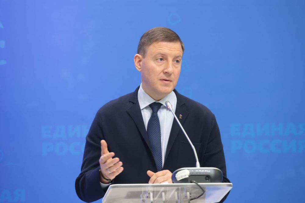 Выступил на открытии дискуссионной площадки «Горжусь Россией», которую «Единая Россия» проводит в преддверии Съезда