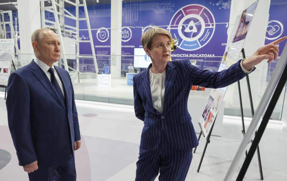 Владимир Путин осмотрел учебно-экспериментальный центр по робототехнике "Прорыв-Сириус"