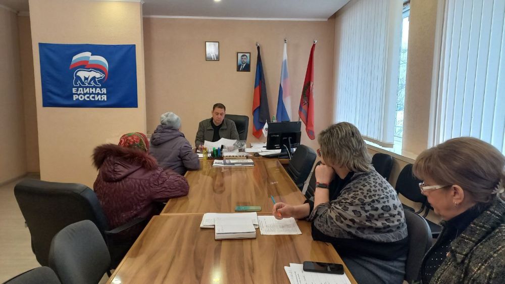 Сегодня, 01 декабря , глава муниципального образования Волновахского муниципального округа ДНР, Константин Зинченко провел прием граждан совместно с представителями профильных управлений и отделов администрации Волновахского района