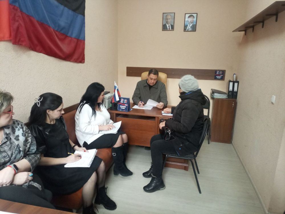 Константин Зинченко: На сегодняшнем приеме граждан дал подробные разъяснения на вопросы о получении компенсации за разрушенное жильё, выплате пособия по инвалидности, земельном участке и другие