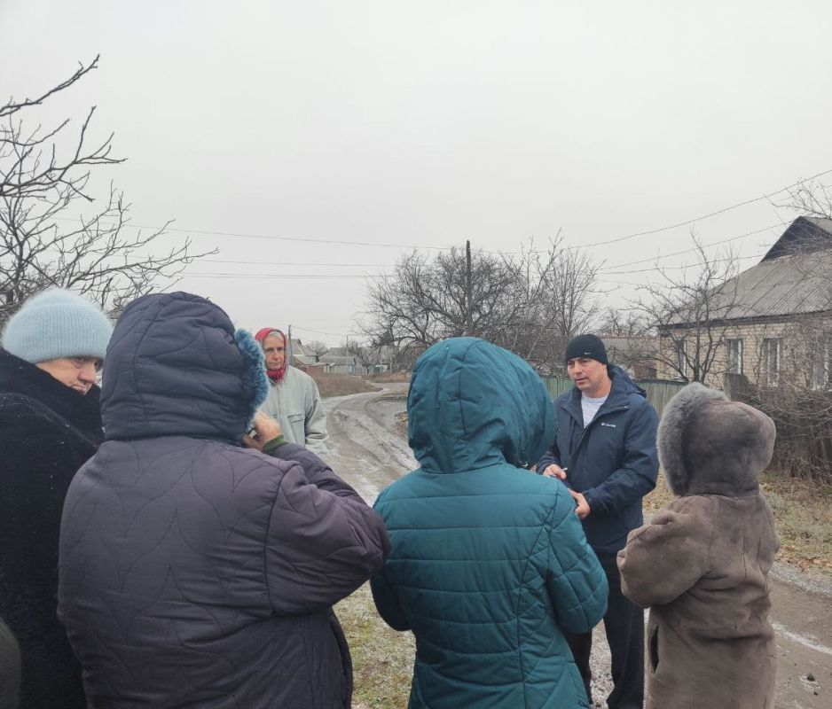 Сегодня, 7 декабря, заместитель главы администрации города Тореза Александр Ставицкий провел сход граждан по ул. Коминтерна