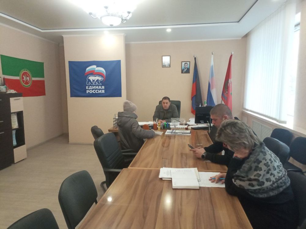 Сегодня, 08 декабря , глава муниципального образования Волновахского муниципального округа ДНР, Константин Зинченко провел прием граждан совместно с представителями профильных управлений и отделов администрации Волновахского района