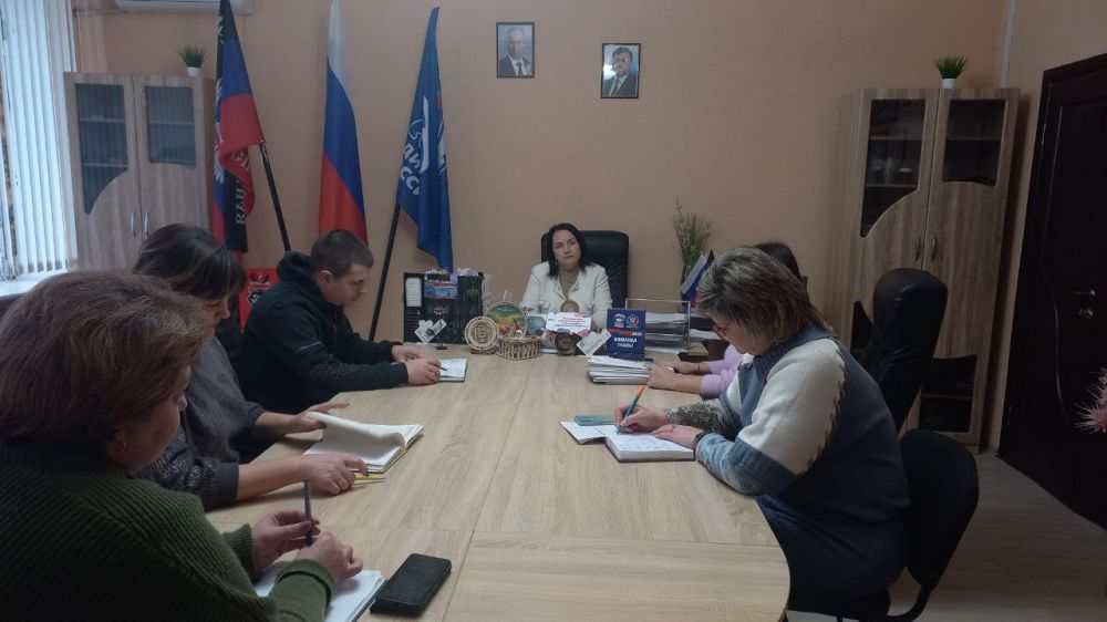 Вчера, декабря , во главе с заместителем главы администрации Волновахского района по социальным вопросам - Еленой...