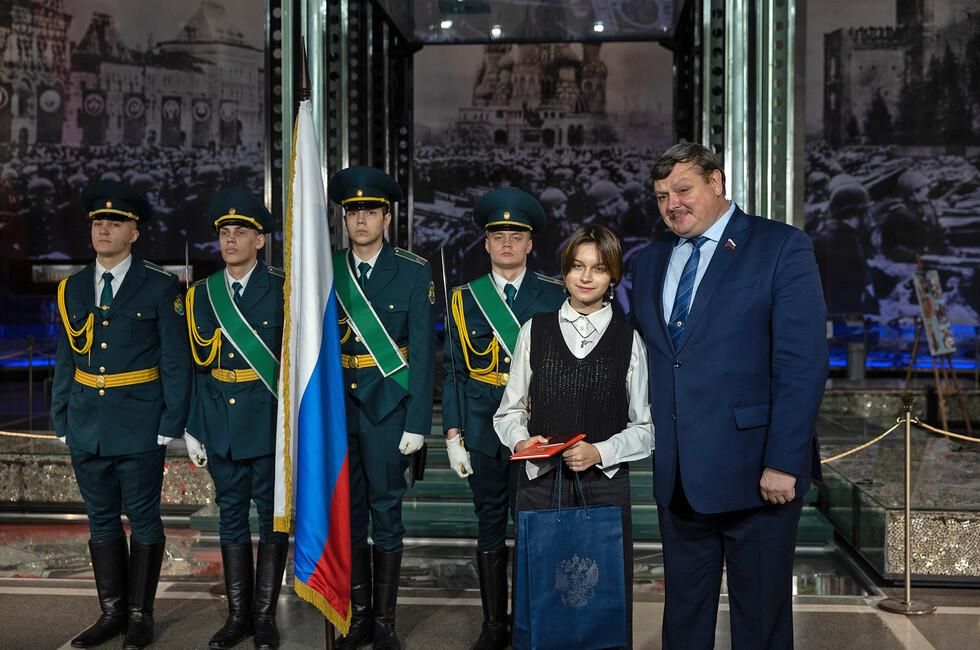Девять юных жителей ДНР получили российские паспорта на торжественной церемонии в Москве