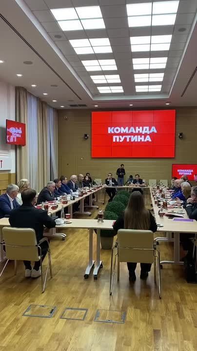 В Штабе Народного фронта началось заседание инициативной группы по выдвижению Владимира Путина на пост Президента РФ