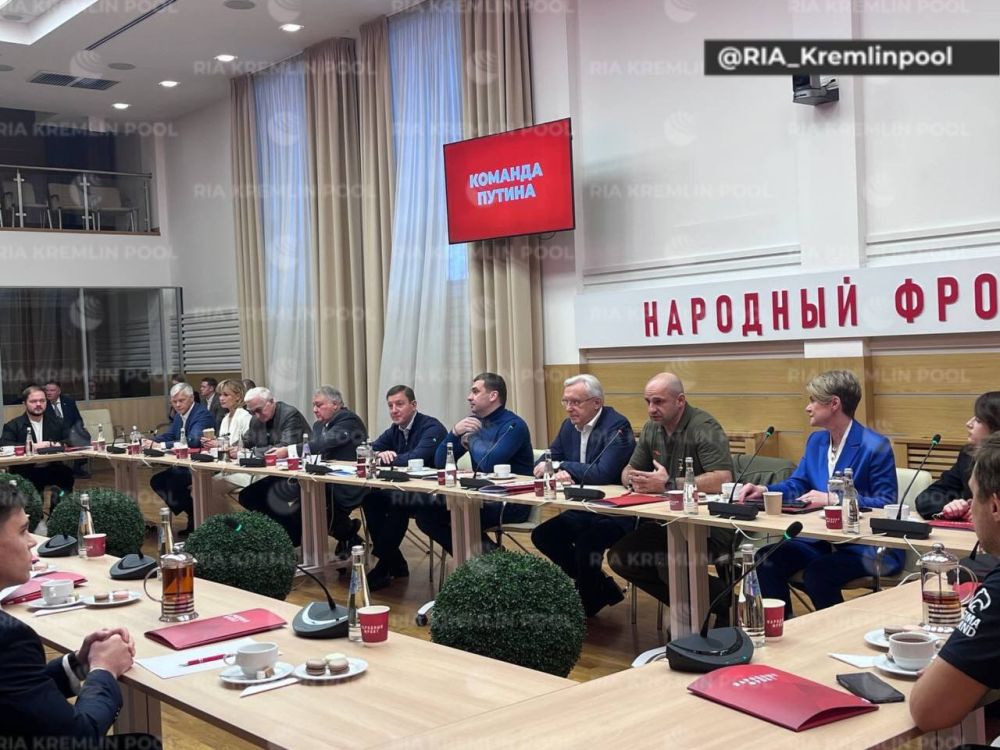 "Единая Россия" и Народный фронт займутся организацией выдвижения Владимира Путина на президентских выборах, сбором подписей