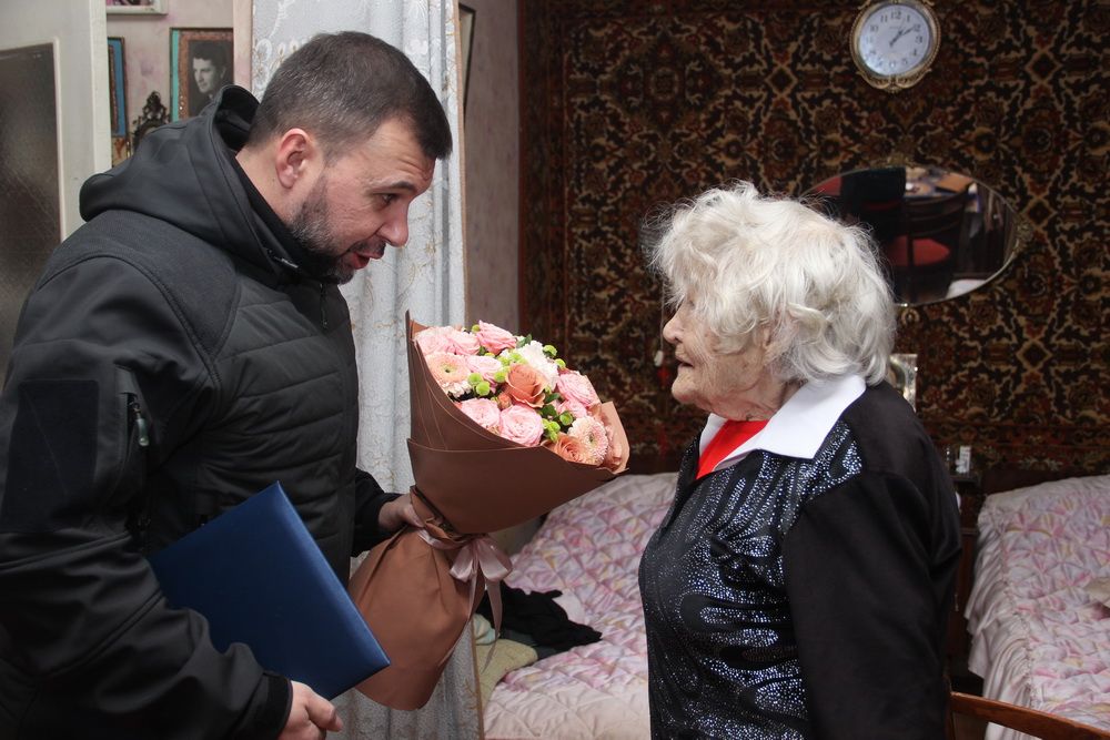 Денис Пушилин поздравил старейшину партии «Единая Россия» оперную певицу Лидию Качалову с 90-летним юбилеем