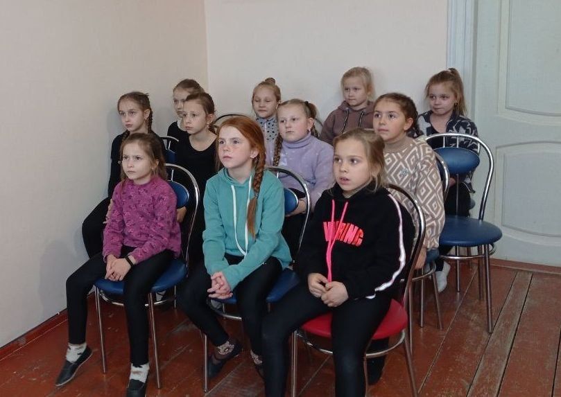 Во Дворце культуры города Комсомольское для детей младшего школьного возраста состоялся информационный час «Что такое права, и что мы о них знаем», приуроченный ко Дню Конституции Российской Федерации