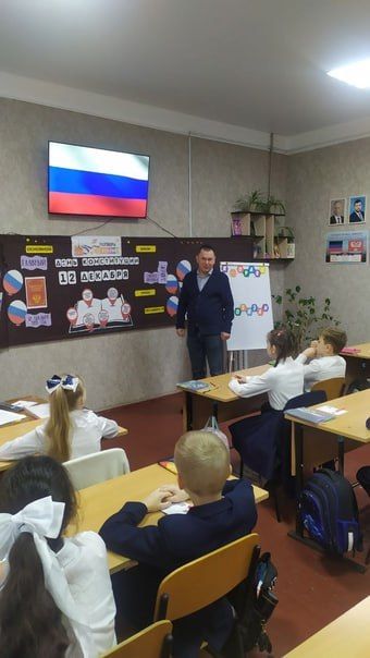 Председатель Енакиевского городского совета, депутат от фракции ВПП "Единая Россия" Александр Павлюков принял...