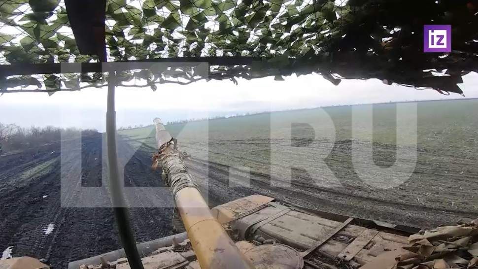 Корреспондент «Известий» показал работу российских танкистов в зоне спецоперации