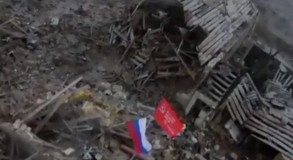 Роман Голованов: Марьинка НАША.. Знамя Победы и флаг России установили уже и на самые крайние дома