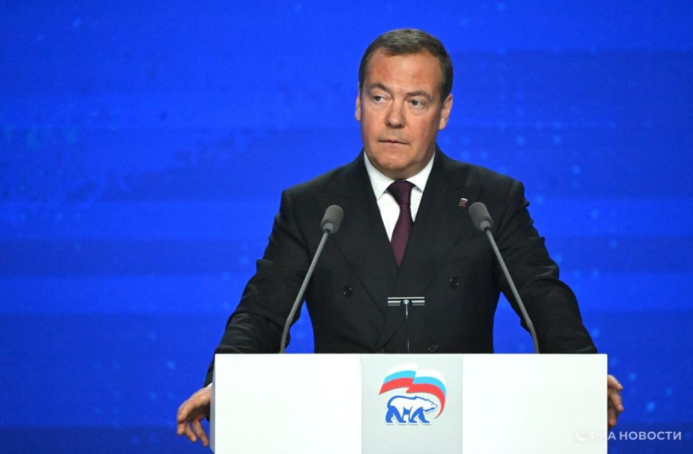 Медведев исполнит мечты трех детей в рамках акции "Елка желаний"