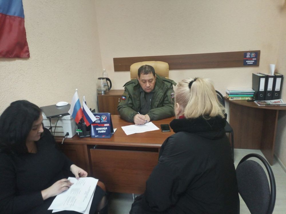 Константин Зинченко: Сегодня провел прием граждан совместно с представителями профильных управлений и отделов администрации Волновахского района