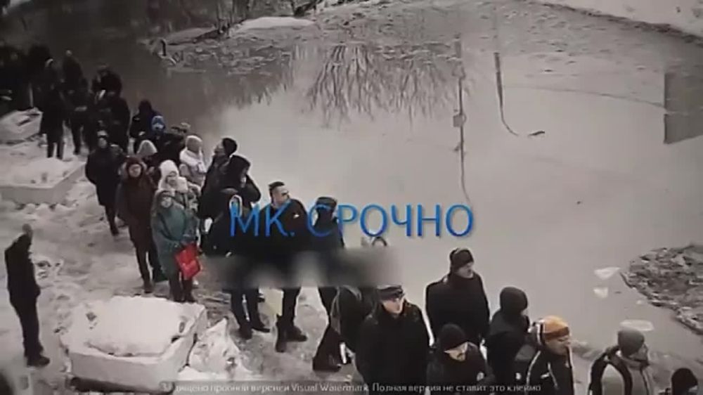 Новости к этому часу:. Умер один из пострадавших от падения глыбы льда на очередь в военкомат в Люберцах. По данным Shot, 34-летний мужчина получил травму позвоночника и скончался, не приходя в сознание