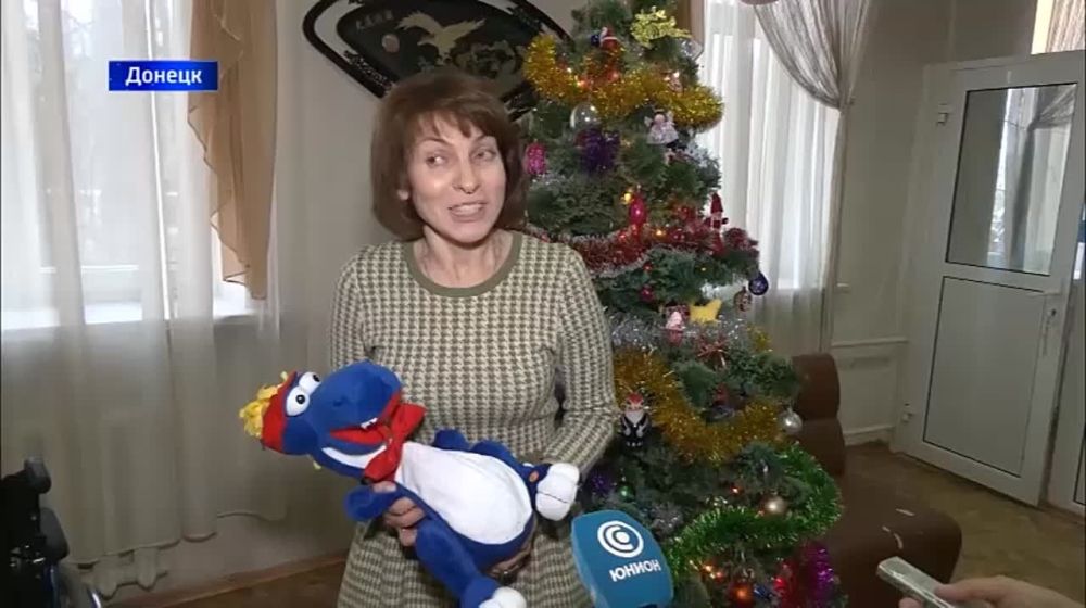 Детский омбудсмен ДНР Элеонора Федоренко навестили в больнице детей, которые пострадали от рук ВСУ