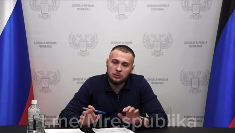 И.о. Министра молодёжной политики ДНР Кирилл Макаров, комментируя разгрузку активистами НКО груза из Москвы с подарками для детей Донбасса, заявил, что все общественные организации работают слаженно, как одна команда