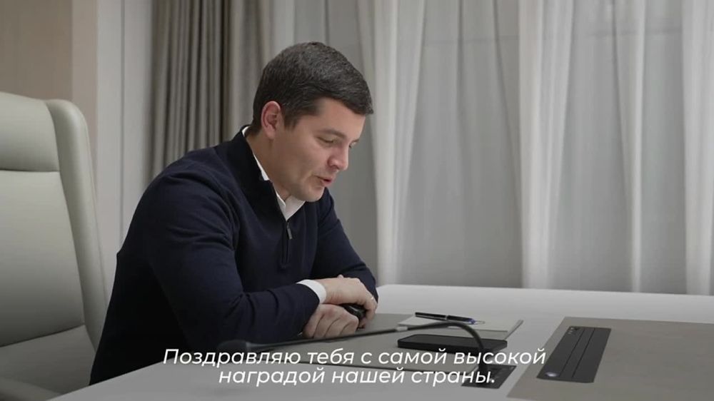 Глава ЯНАО Дмитрий Артюхов поздравил земляка Евгения Супакова с присвоением звания Героя России