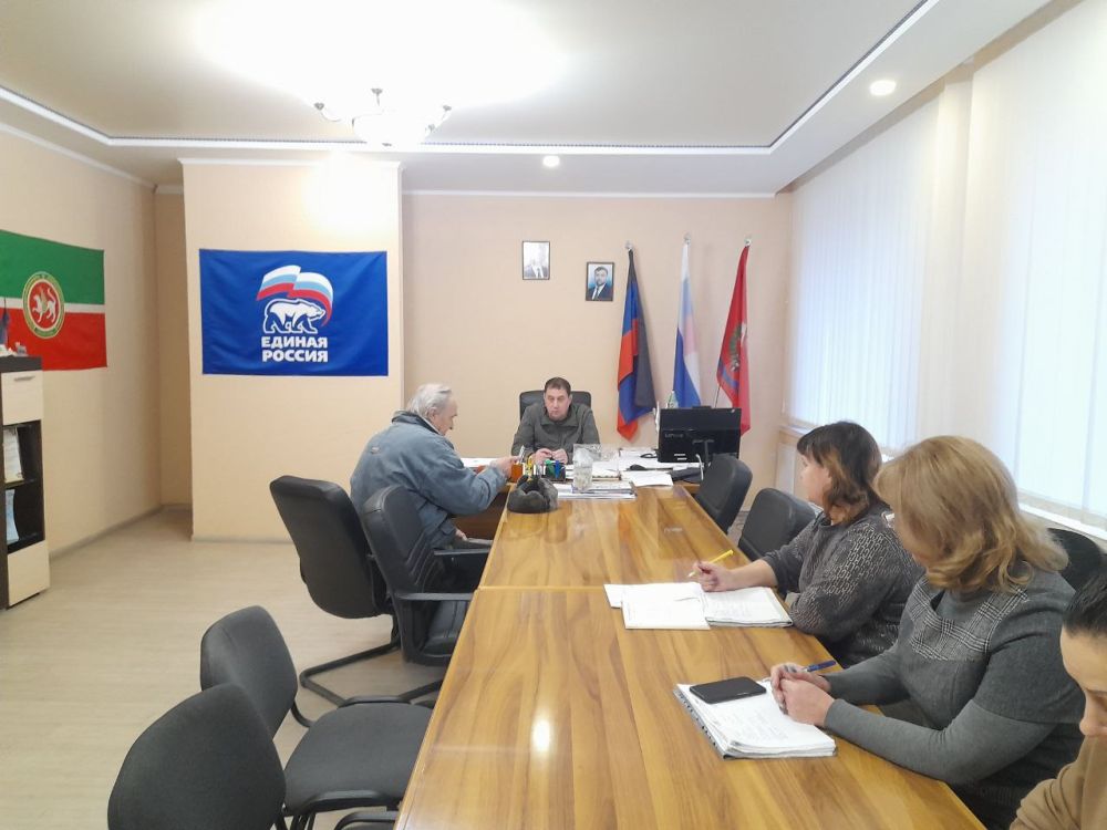 Константин Зинченко: Сегодня провел прием граждан совместно с представителями профильных управлений и отделов администрации Волновахского района