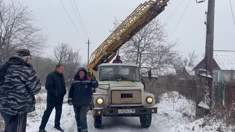 На ш.18 и ш.22 глава муниципального образования городского округа Снежное Донецкой Народной Республики Сергей Ермаков проверил ход выполнения восстановительных работ по высоковольтным и низковольтным линиям