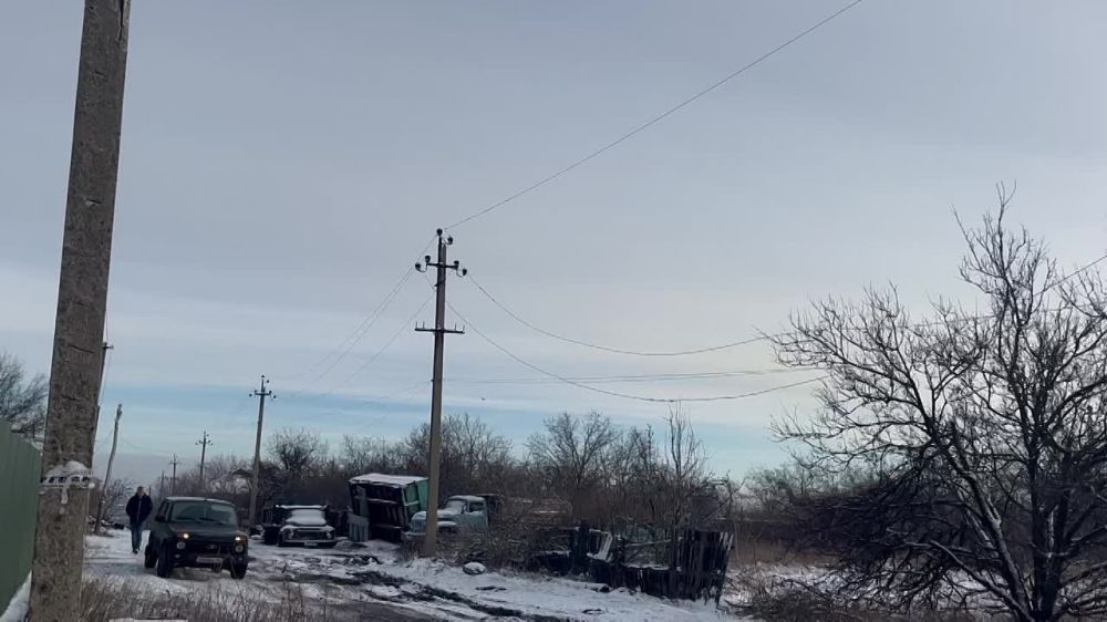 Объезд территории города. Сегодня, 25 декабря, глава муниципального образования городского округа Снежное Донецкой Народной Республики Сергей Ермаков проверил ход выполнения восстановительных работ на Бродской и Пушкинском