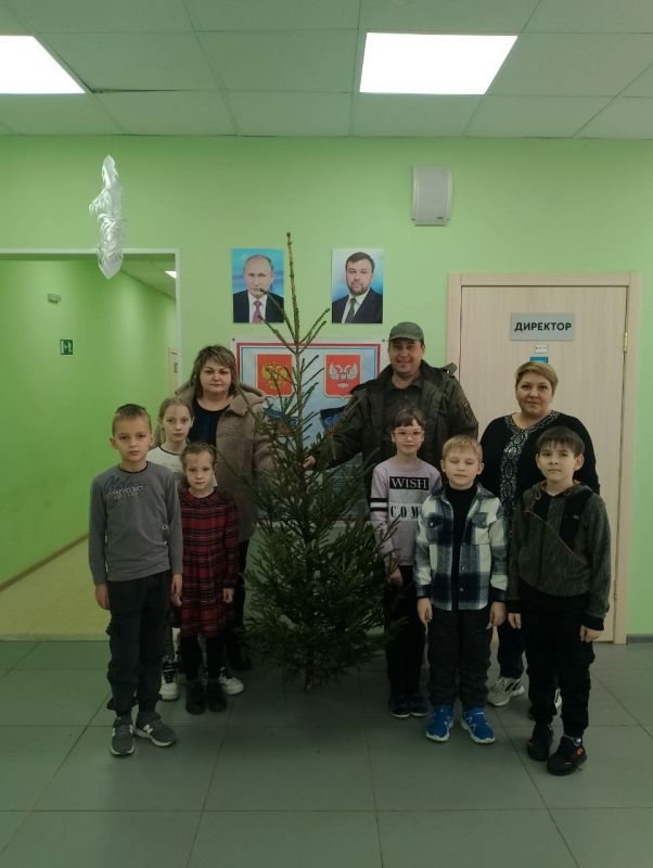 Константин Зинченко: Сегодня передал деткам Волновахского муниципального округа от Общественного Движения "Донецкая Республика" главный символ Нового года - елку