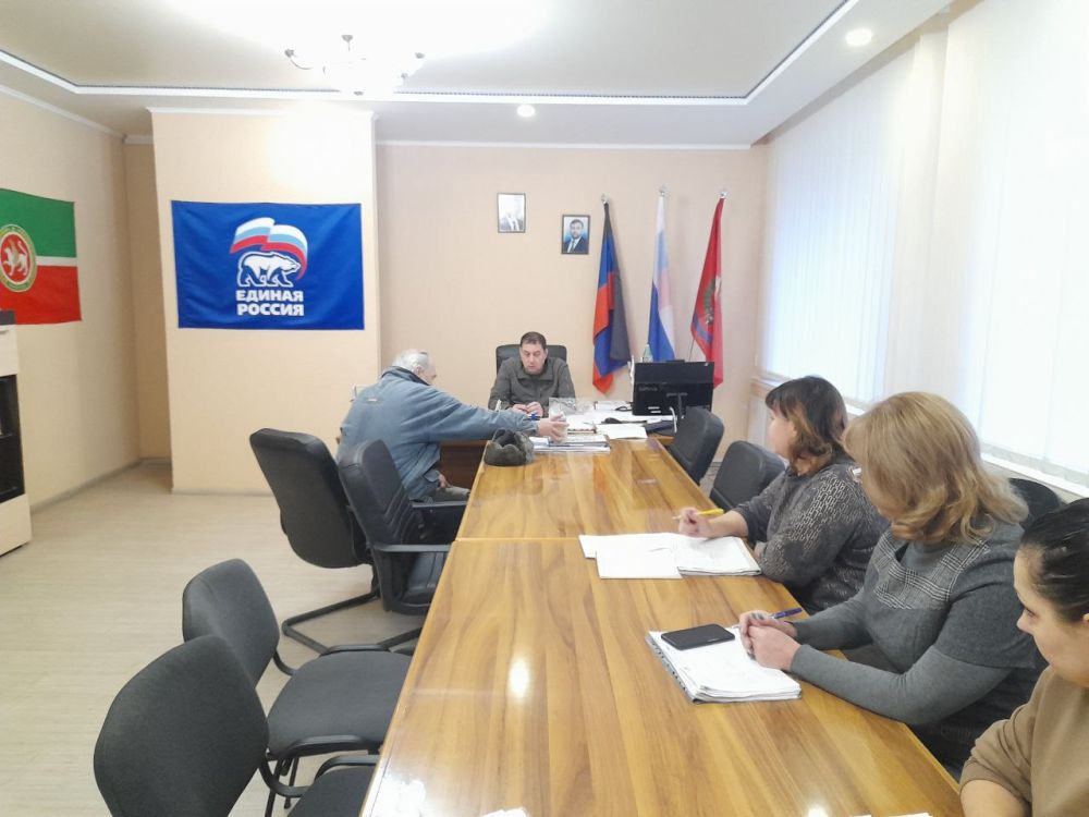 Сегодня, 27 декабря , глава муниципального образования Волновахский муниципальный округ ДНР, Константин Зинченко провел прием граждан совместно с представителями профильных управлений и отделов администрации Волновахского района