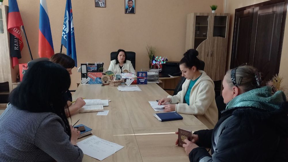 Сегодня, 28 декабря, заместитель главы администрации Волновахского района по социальным вопросам Снисаренко Елена Сергеевна провела прием граждан