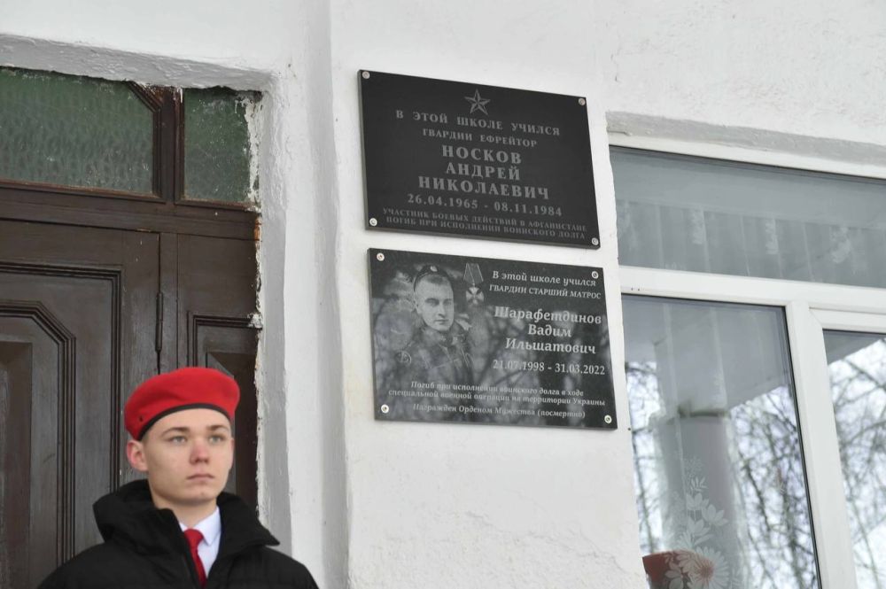 В Сарапуле увековечили память погибшего снайпера Черноморского флота, освобождавшего Мариуполь