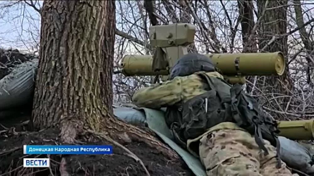 Михаил Андроник: Поздравления хохлов с новым годом, главный борец с грызунами и самая крутая ёлка на всей линии боевого соприкосновения