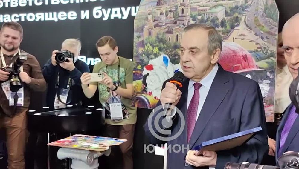 Глава ДНР получил награду "Соотечественник года" с барельефом Екатерины Великой - собирательницы русских земель