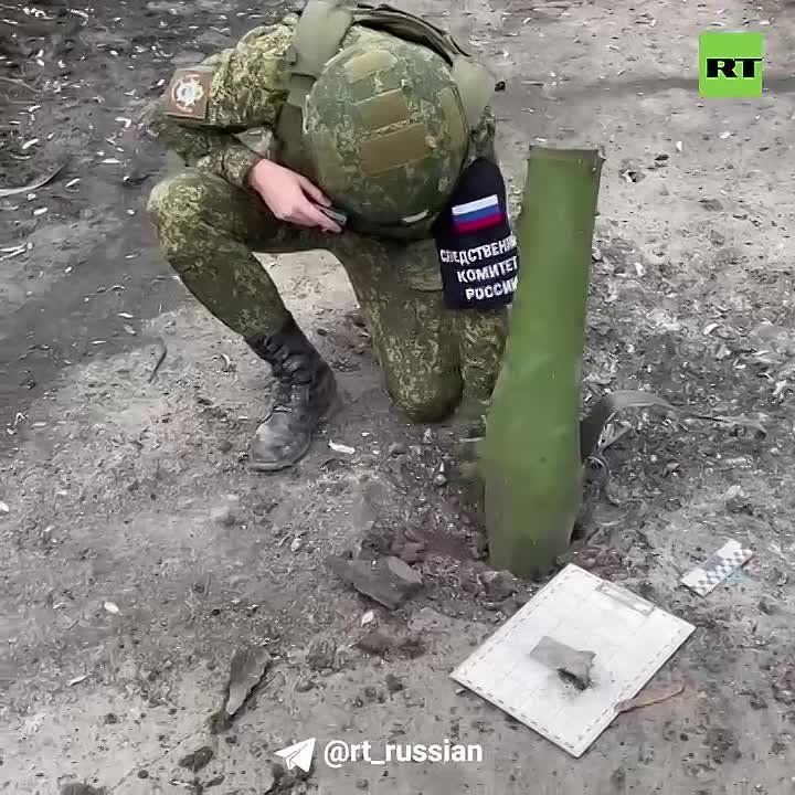 Воткнувшийся в землю снаряд, дыры в стене: кадры последствий обстрела Макеевки (ДНР) показал военкор RT Виктор Мирошников @V_Mir404