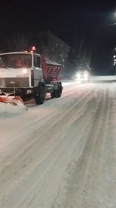 В Юнокоммунаровске продолжается процесс чистки автодорог от снега коммунальными службами