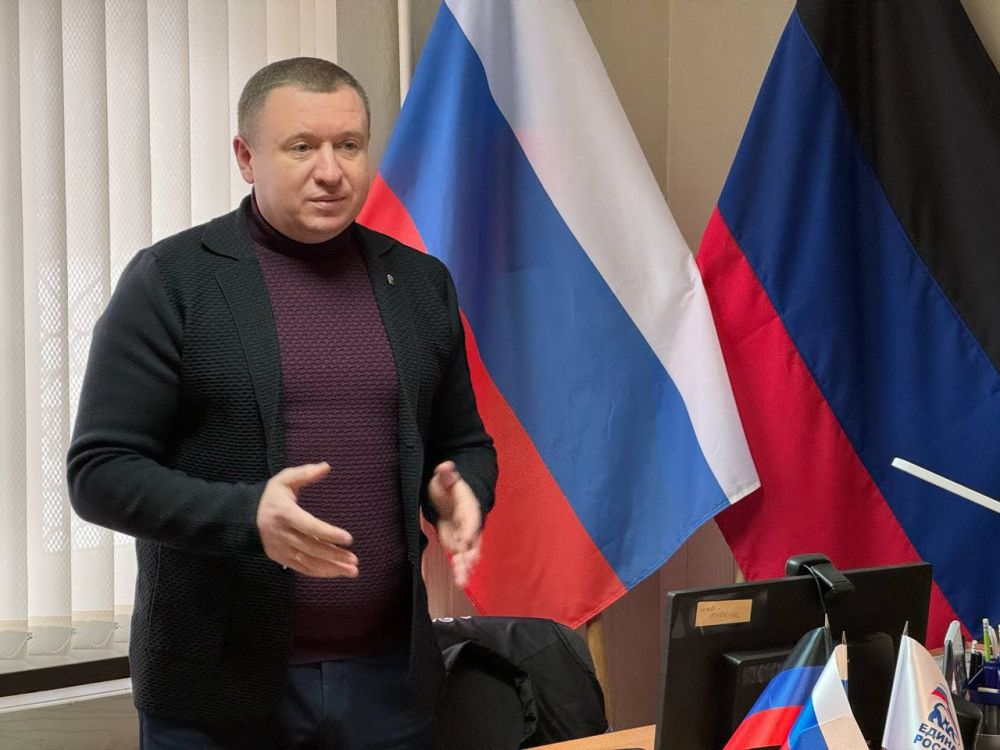 В Снежном состоялось заседание политсовета местного отделения партии "Единая Россия"