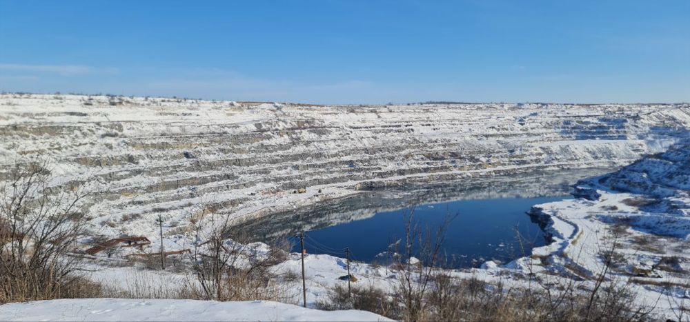 Разрушения в цехах, карьеры, которые затопило из-за перебоев с электричеством - последствия обстрелов