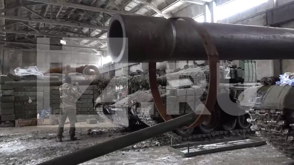 Специальная установка российских военных сканирует все небо и помогает обезопасить танк от вражеских дронов, рассказывает корреспондент "Известий" Даниил Левин