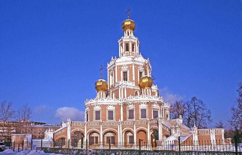 Роман Голованов: А вот вы знали, что храм в Филях наконец-то открыт и отреставрирован? Сейчас, в снегу, он выглядит как открытка из Суздаля или другого города Золотого кольца