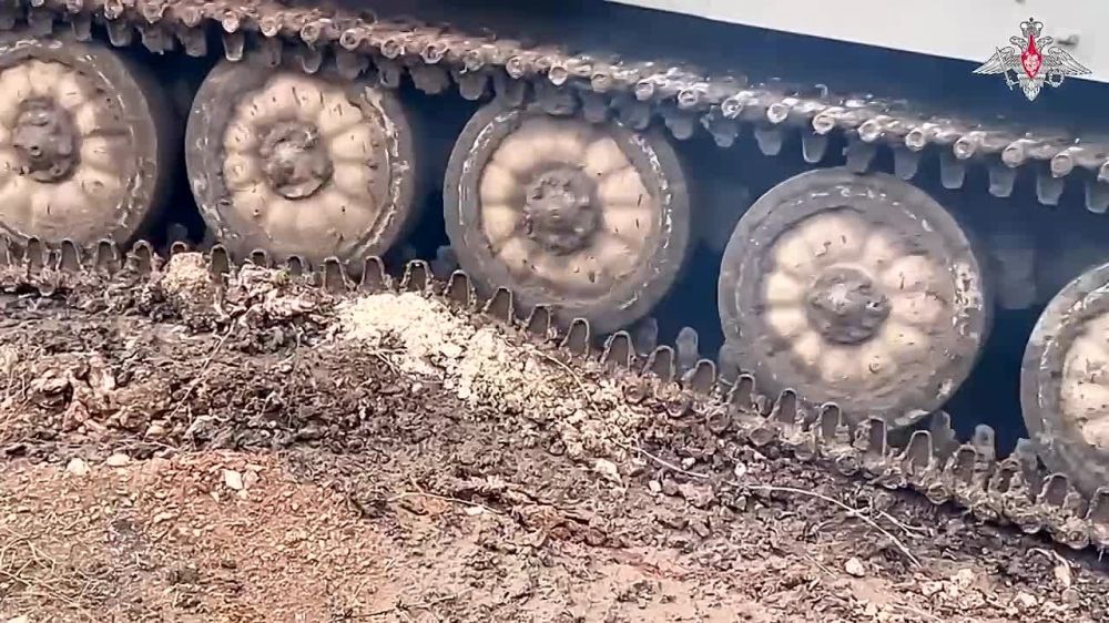 Точным огнем: расчет 122-мм самоходной гаубицы 2С1 «Гвоздика» ВДВ уничтожает командно-наблюдательный пункт противника в районе Соледара