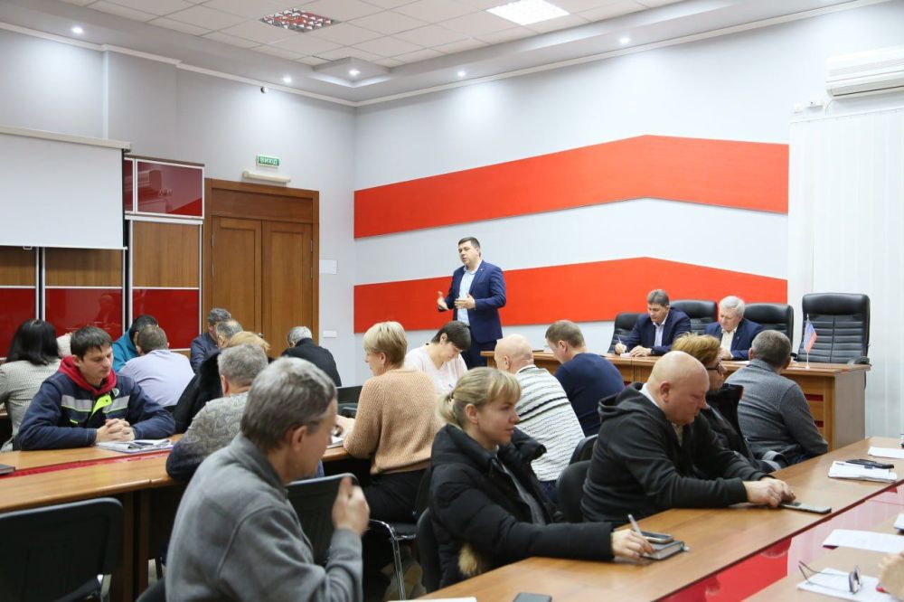 19 января глава муниципального образования Старобешевский муниципальный округ Николай Михайлов совместно с депутатом Народного Совета ДНР Сергеем Ярошем встретились с трудовым коллективом Филиала №6 «Комсомольское рудоуправление» ООО «ЮГМК»