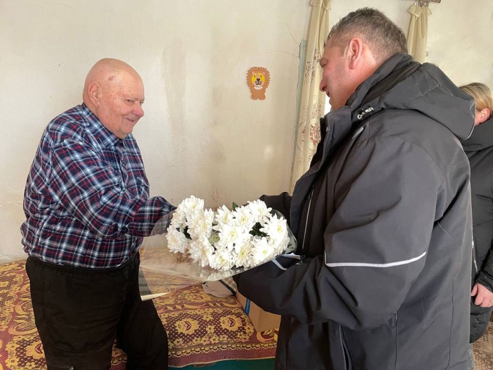Председатель Волновахского муниципального совета Таймураз Арсоев и глава сельской администрации Светлана Беро поздравили жителя села Прохоровка с 95-летием