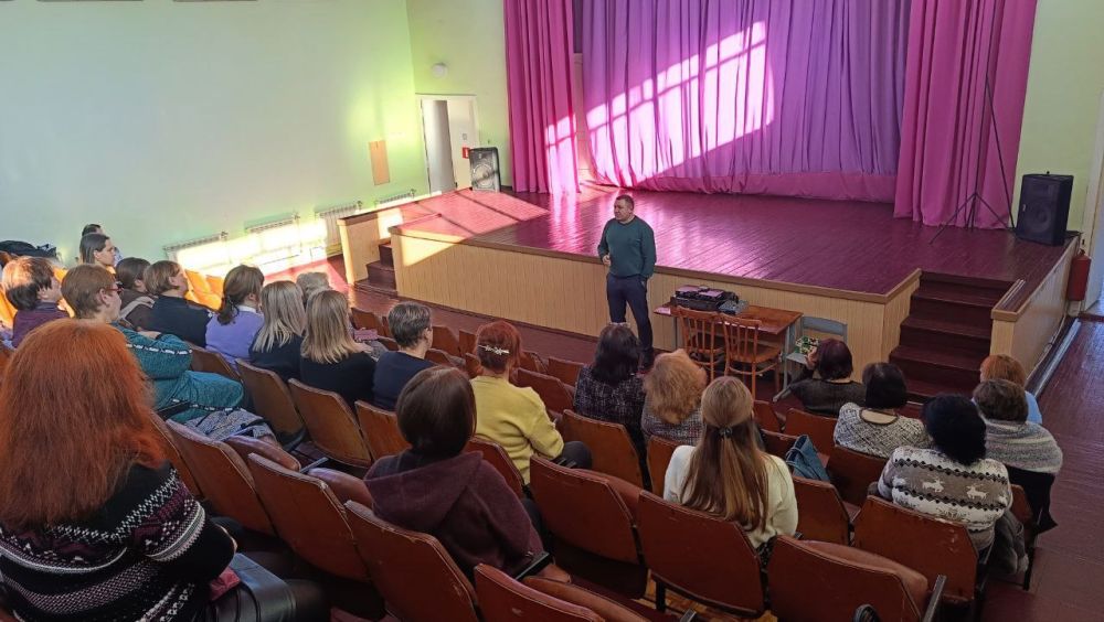 Сергей Ермаков: Провел встречу с трудовым коллективом МБДОУ №13 общеразвивающего типа «ясли-сад «Лучик» г. Снежное», ул. Советская, 91А