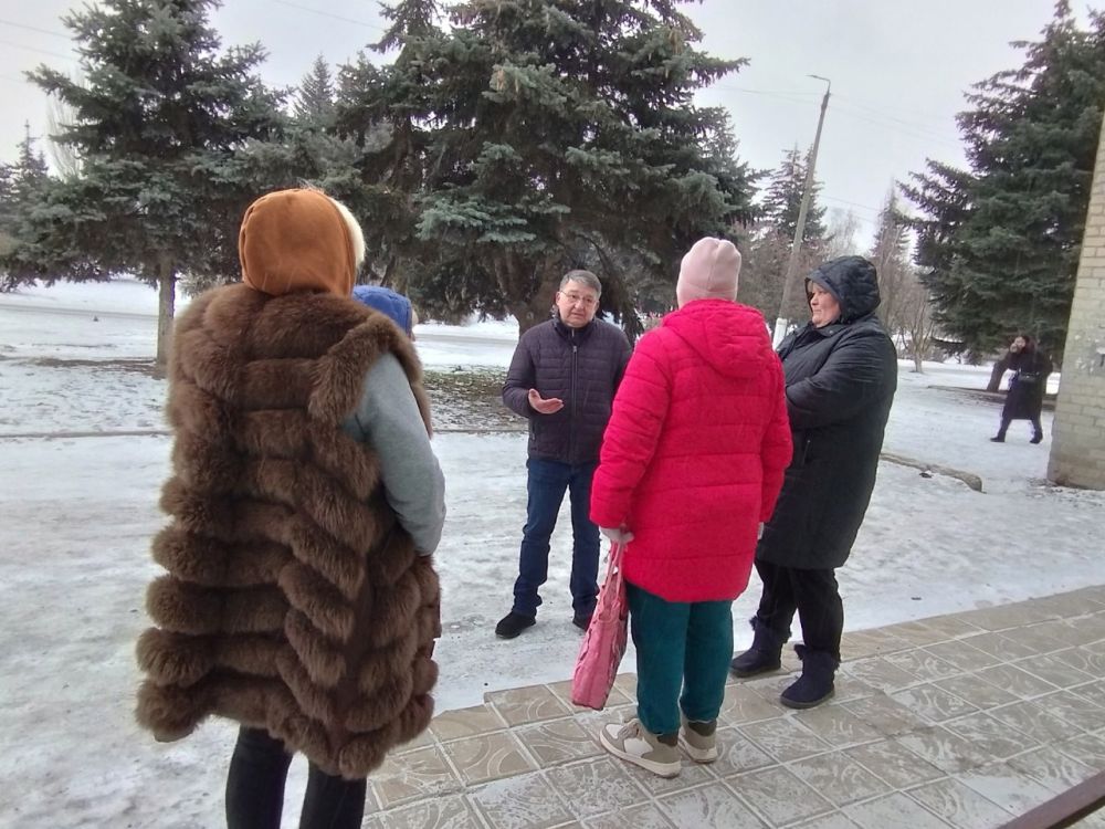 25 января 2024 года, в рамках проведения встреч с населением на подведомственной территории, глава администрации города Юнокоммунаровска Сергей Иванович Валов провел встречи с жителями по ул. Армейская, 51, ул. Ильича, 31, ул. Ильича, 8