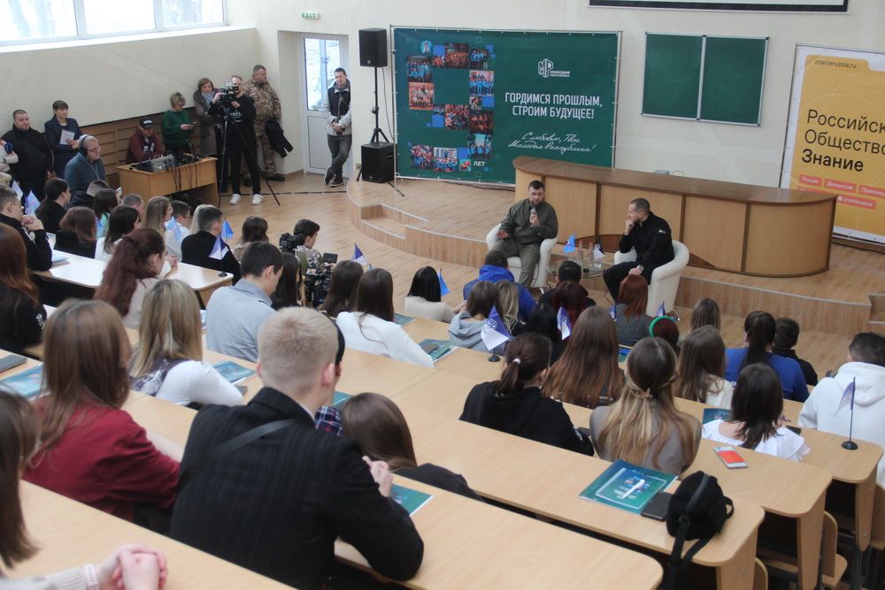 Денис Пушилин провел «Диалог на равных» с участниками образовательного форума «Вверх»