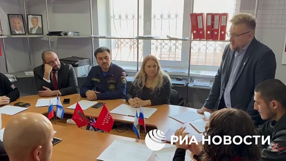 В Геническе приступил к работе объединенный волонтерский штаб Херсонской области, сообщает корреспондент РИА Новости