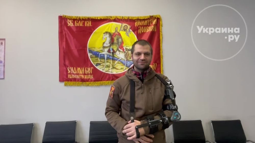 Руководитель аппарата Союза добровольцев Донбасса Дмитрий Джиникашвили (позывной «Араб») рассказал телеграм-каналу Украина.ру о своем ранении в руку, которое случилось в июле прошлого года под Бахмутом в результате выстрела украинского танка