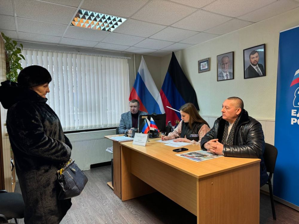 Приём граждан в Общественной приёмной партии "Единая Россия" города Снежное