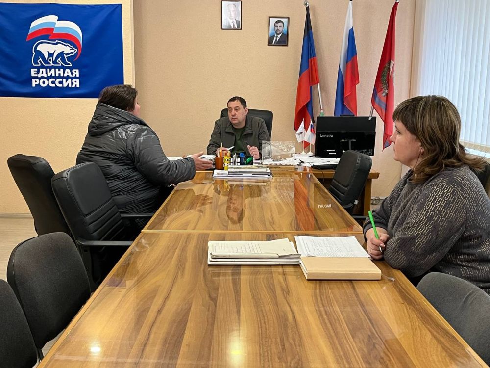 Константин Зинченко: Сегодня совместно с представителями профильных управлений и отделов администрации Волновахского муниципального округа провел прием граждан