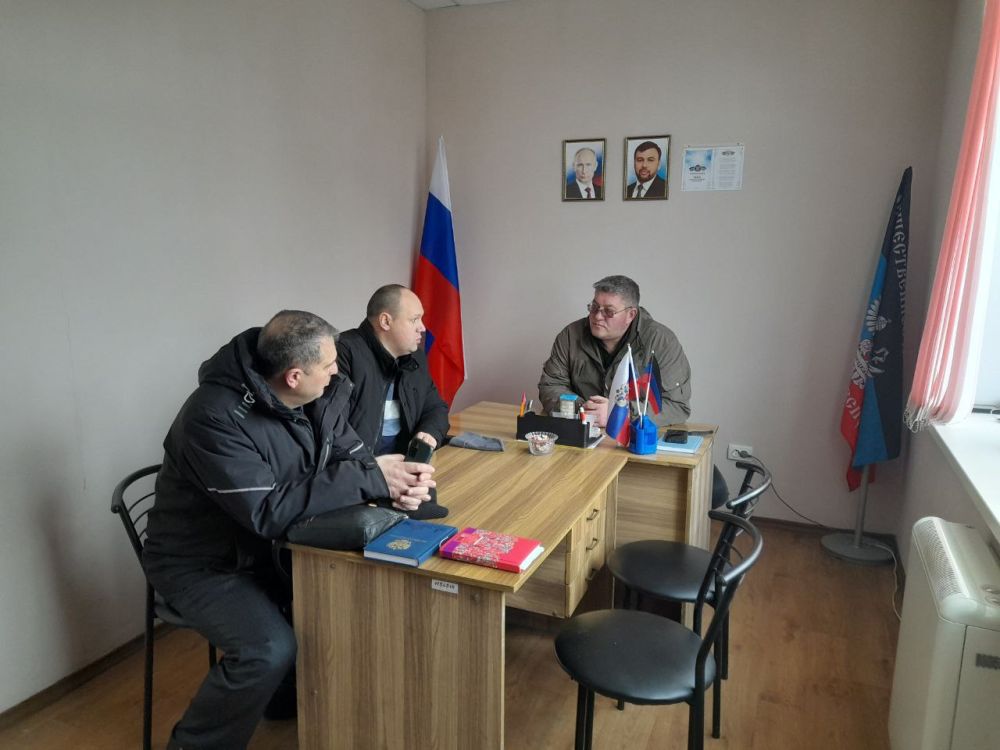 Глава администрации Волновахского района Иван Борзых и председатель Волновахского муниципального совета Таймураз Арсоев провели выездное совещание в с.Калинино