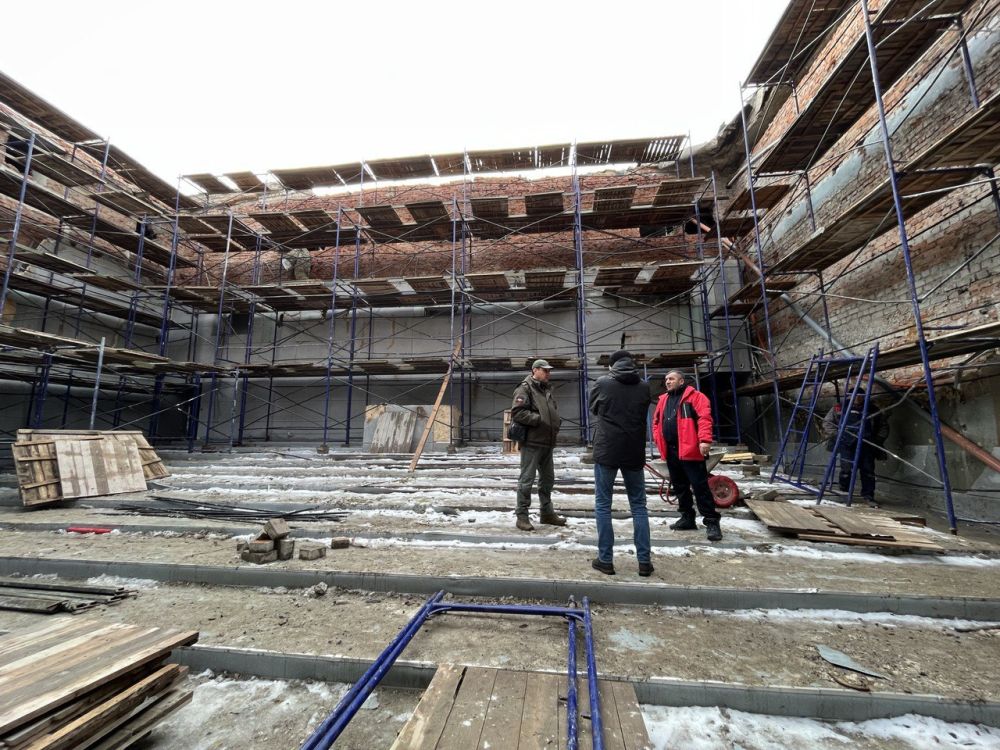 Константин Зинченко: Проверил ремонтные работы во Дворце культуры им. Героя России В.А.Жоги