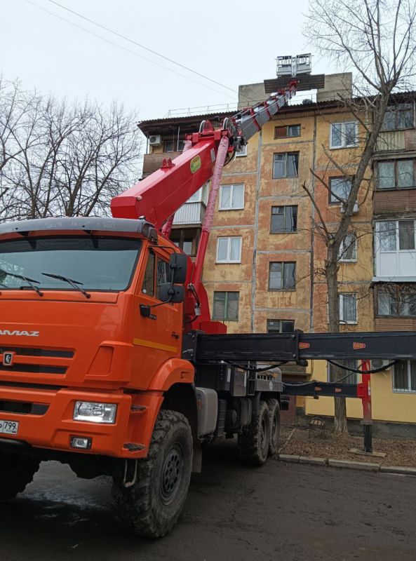 Василий Ткачук: Сегодня силами подрядной организации шефа-региона г. Москва начаты работы по ремонту шиферной кровли над первым подъездом жилого дома № 101 по бульвару Шевченко
